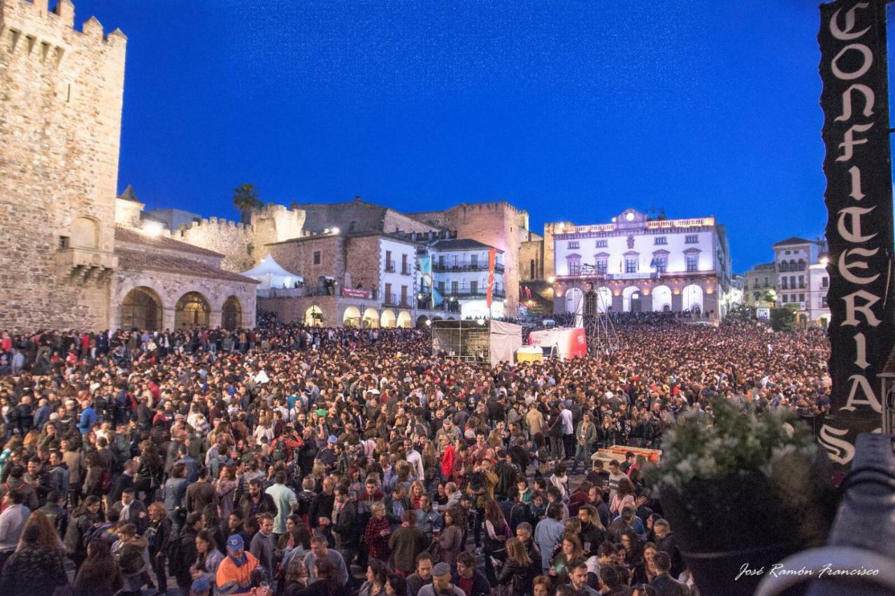 Apartamentos La Machacona Plaza Mayor Caces Exteriér fotografie